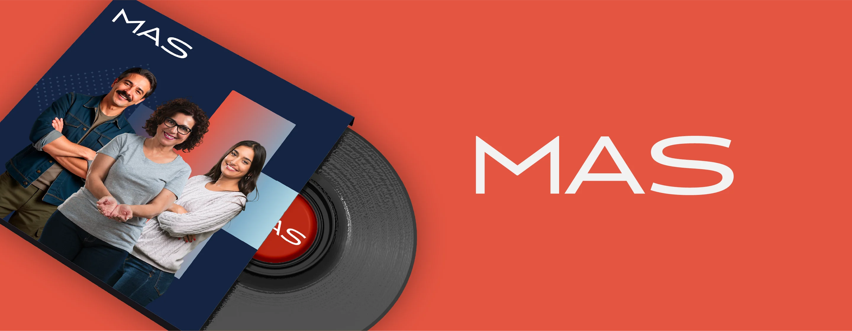 Mockup de aplicación de marca: una funda desplegable azul marino con tres miembros de la comunidad y el símbolo más de MAS se abre para revelar un disco de vinilo negro con etiqueta roja de MAS, junto al logotipo MAS en blanco sobre fondo coral.