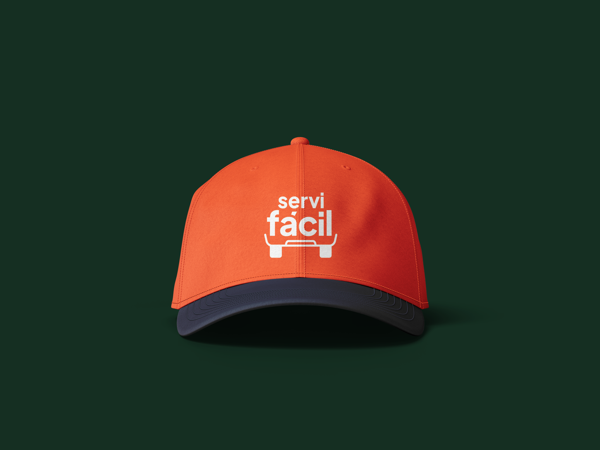 Application mockup: an orange cap with a navy brim carrying the white ServiFácil lockup, on a dark green background.