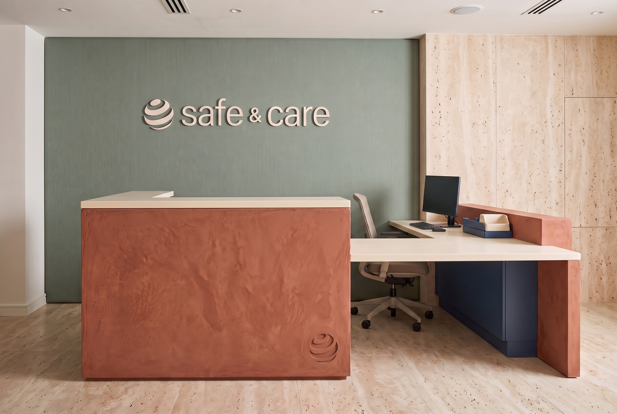 Recepción propuesta de Safe & Care: la esfera y el logotipo sobre una pared verde, con mostrador terracota, superficies de piedra crema y detalles azules.
